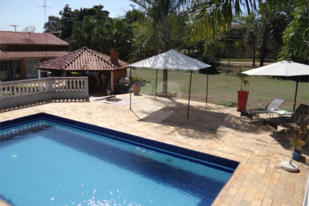 Indaiatuba- Jardins dos Laranjais - Chácara dentro do Vale das Laranjeiras, segundo portão: Jardim dos Laranjais. 3 quartos, 1 banheiro social, 1 sala espaçosa de TV, 1 sala de jantar, cozinha, 1 varanda fechada com portas Blindex. Quiosque, piscina, capela com bancos e altar,
