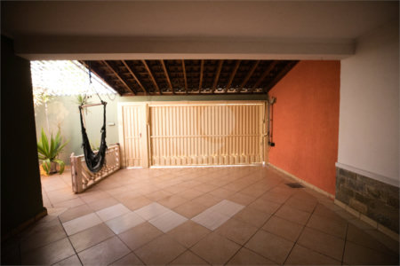 Casa com 4 Dormitórios e área de lazer com piscina