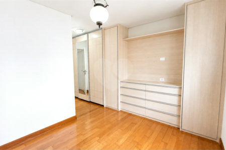 Apartamento à venda com 3 quartos, sendo 1 suíte, em Jardim das Acácias, São Paulo, SP