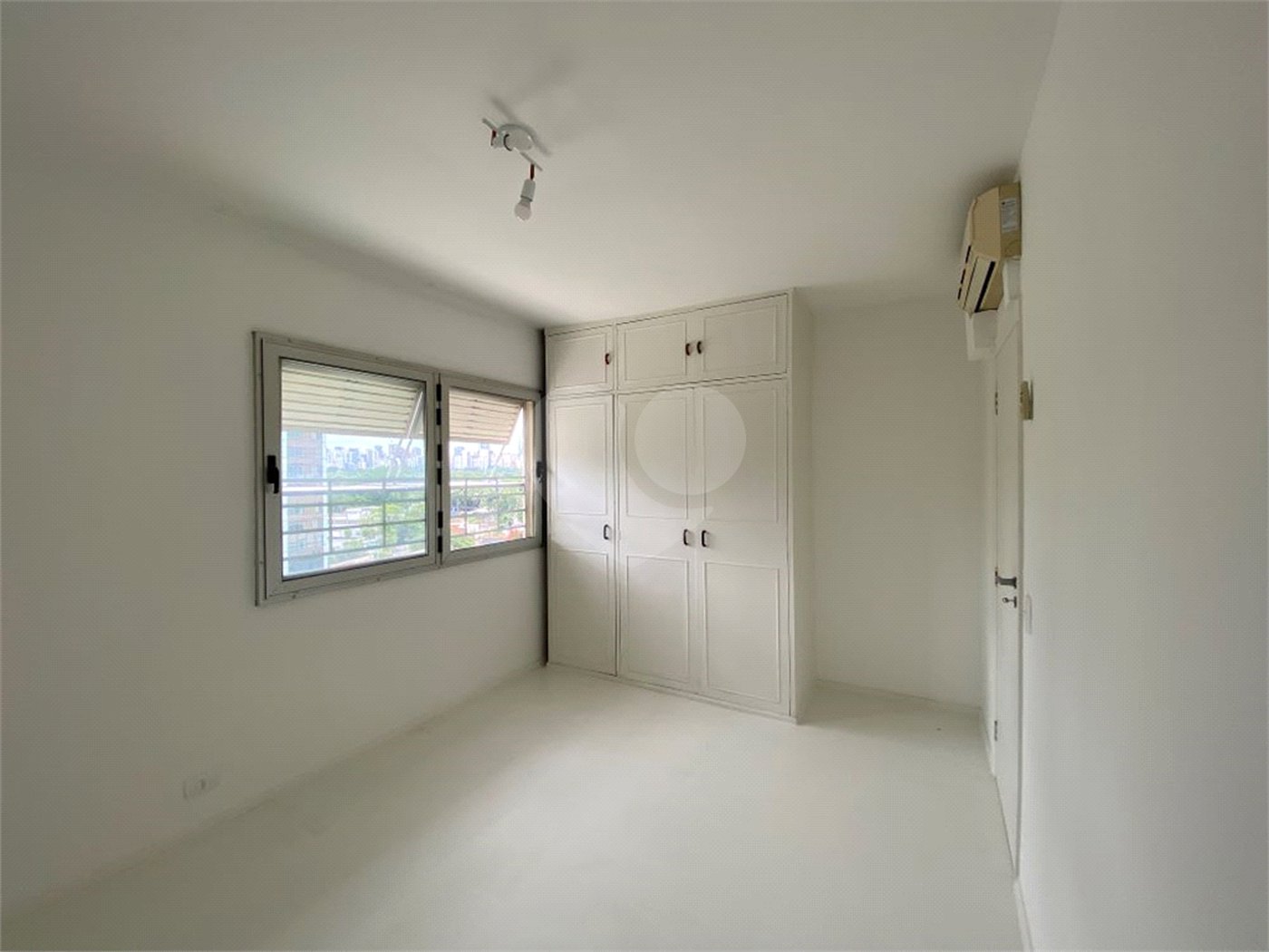 Apartamento para alugar com 3 quartos, sendo 1 suíte, em Jardim Europa, São Paulo, SP