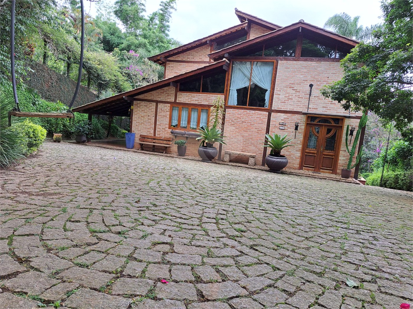 Casa à venda ou para alugar com 3 quartos, sendo 1 suíte,  no condomínio Parque Petrópolis 4 Secção, Mairiporã - SP
