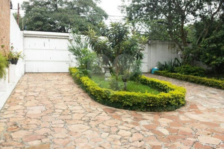 Casa à venda com 5 quartos, sendo 2 suítes, no condomínio Luís Romero Sanson, São Paulo - SP