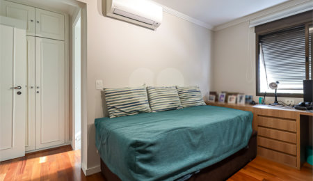 Apartamento à venda com 4 quartos, sendo 2 suítes,  em Moema, São Paulo, SP