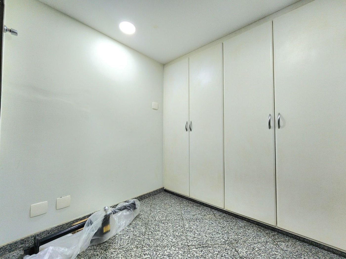 Apartamento Alto Padrão Frente Mar com 4 Dormitórios, 3 Suítes e 3 Vagas na Orla de Santos