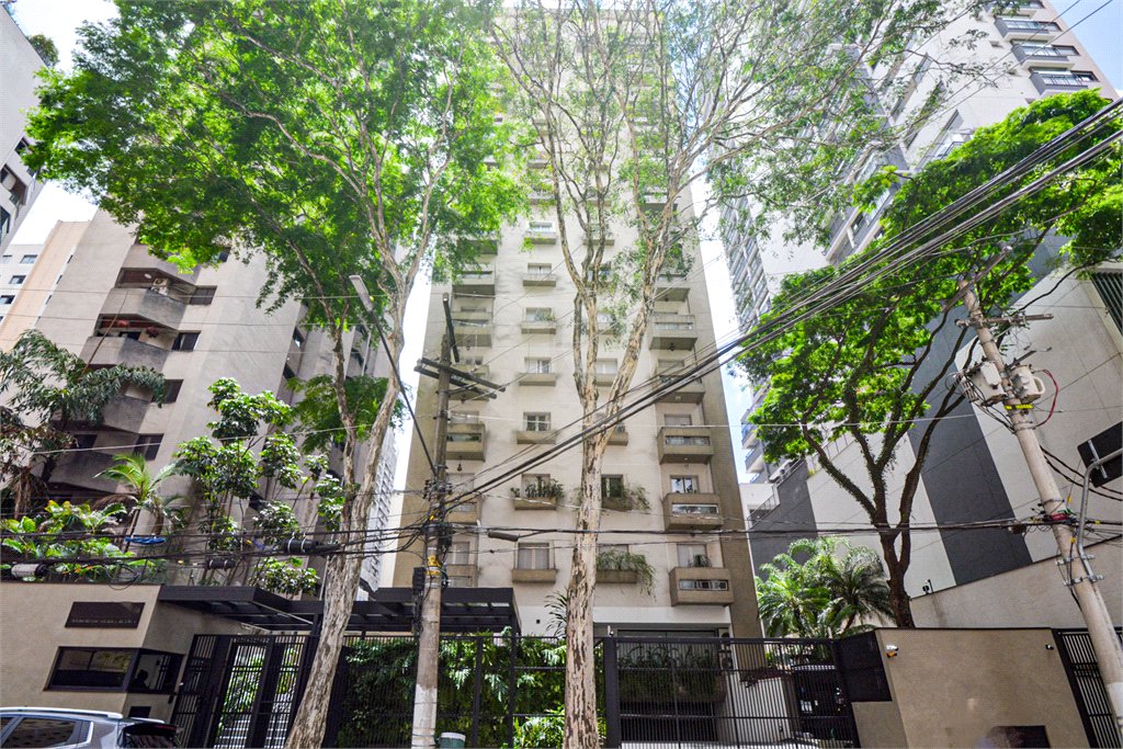 Apartamento à venda com 3 quartos, sendo 1 suíte,  em Moema, São Paulo, SP