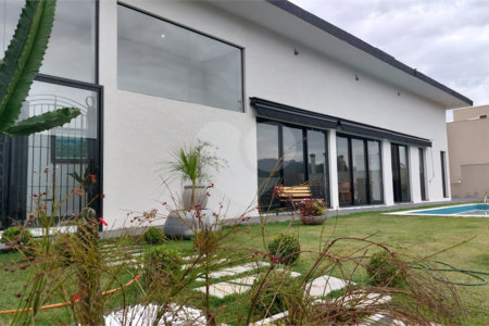 Casa à venda ou para alugar com 4 quartos, sendo 3 suítes, no condomínio Figueira Garden, Atibaia - SP