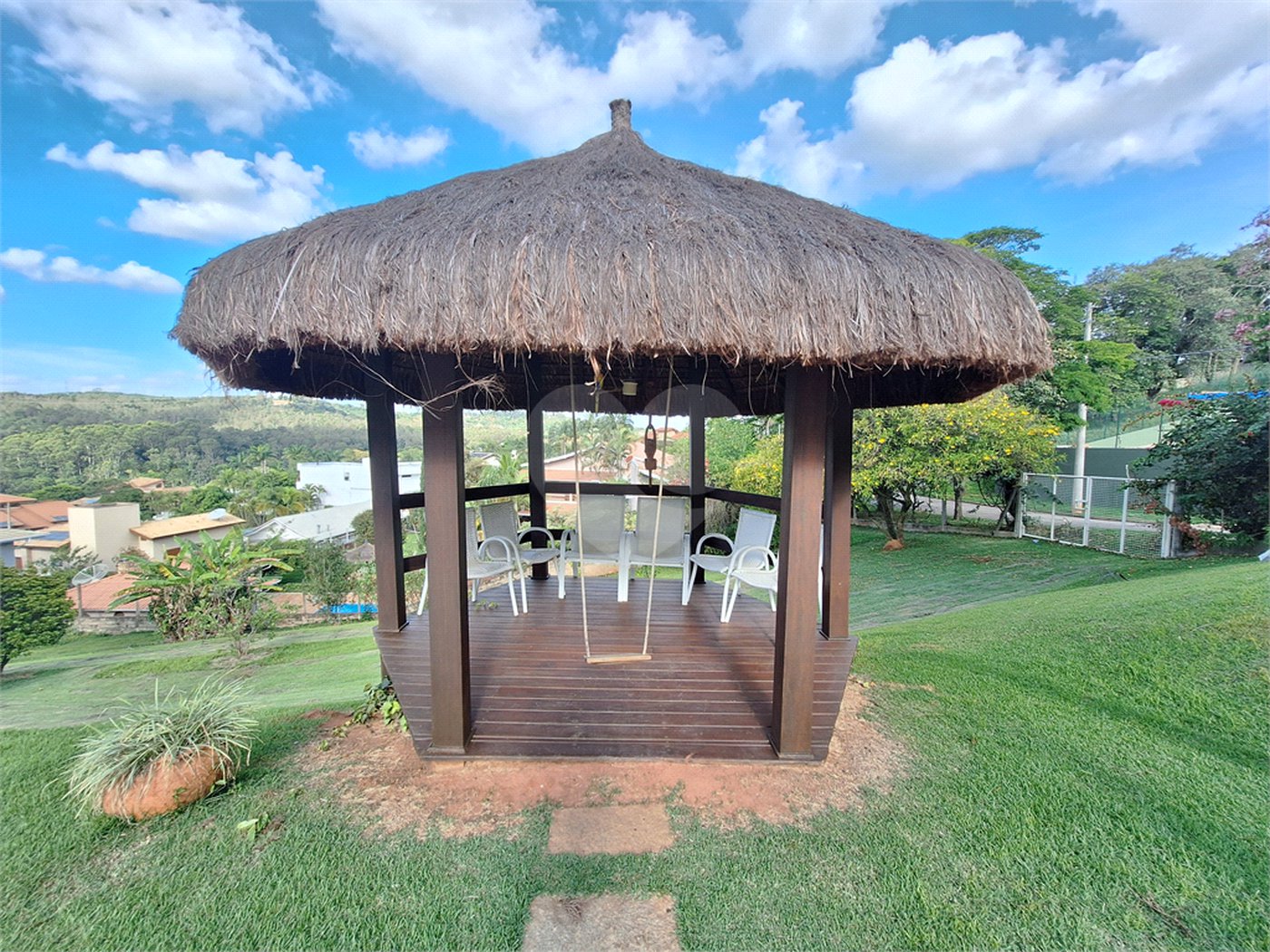 Casa à venda com 3 suítes no condomínio Chácaras do Lago, Vinhedo - SP