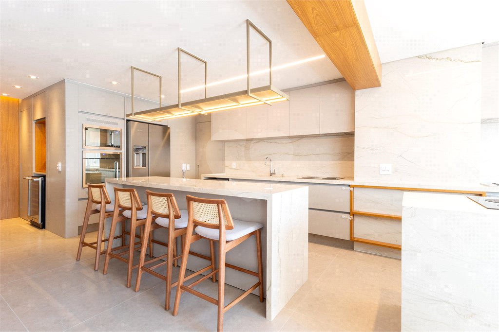 Apartamento à venda com 3 suítes em Moema, São Paulo, SP