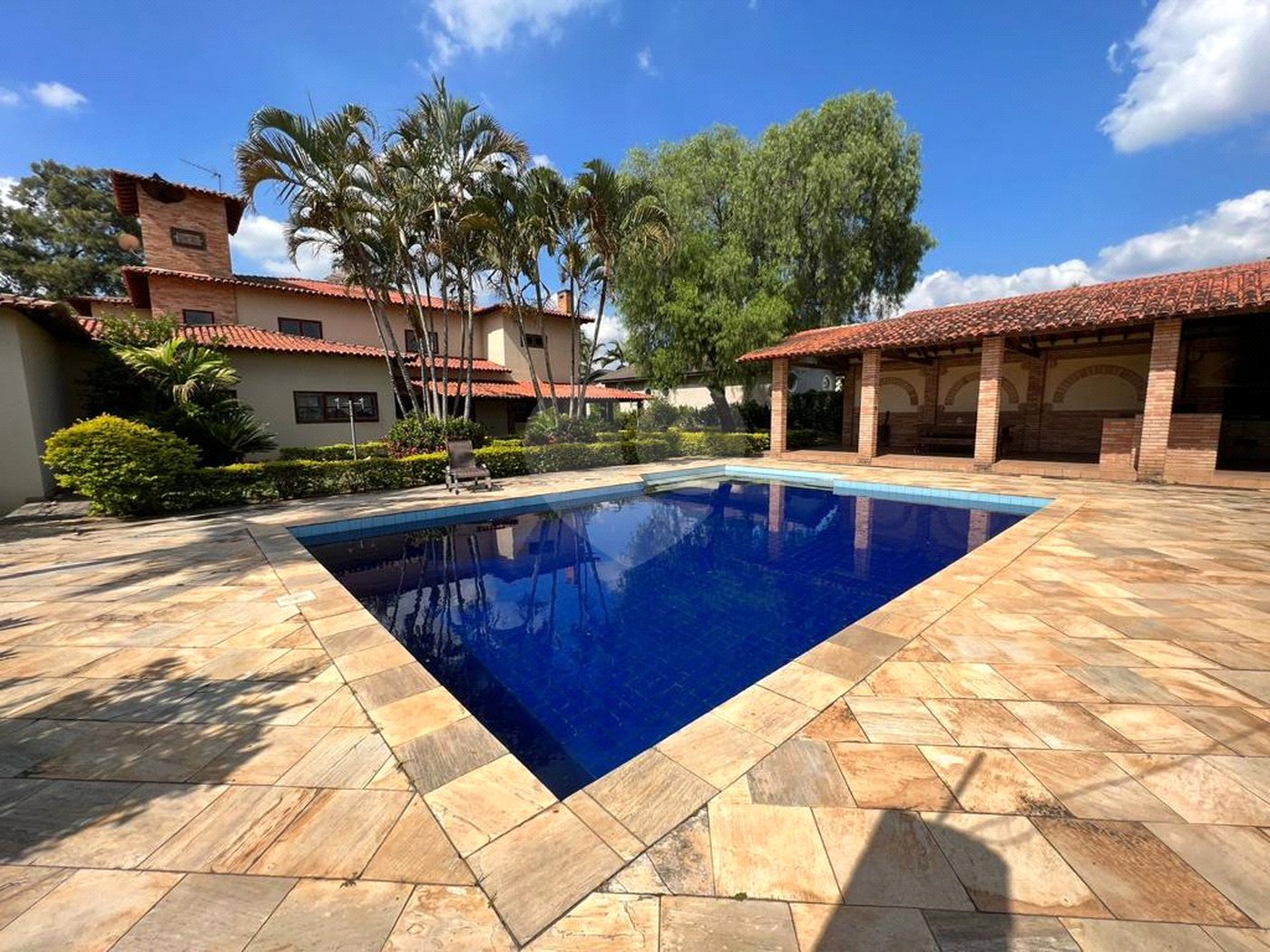 Casa à venda ou para alugar com 4 quartos, sendo 3 suítes, no condomínio Monte Belo, Salto - SP