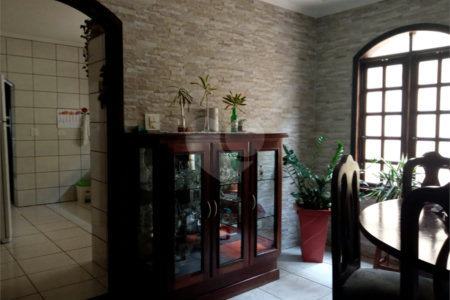 Casa à venda com 4 quartos, sendo 1 suíte,  em Vila Bela Flor, Mogi das Cruzes, SP