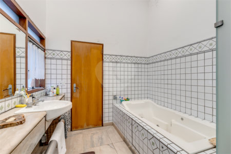 Casa à venda com 5 quartos, sendo 4 suítes, em Alto da Boa Vista, São Paulo, SP