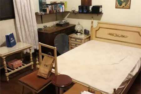 Casa Térrea Ampla com 4 Dormitórios, Suíte e Quintal à Apenas 15 Minutos do Estação Tatuapé.