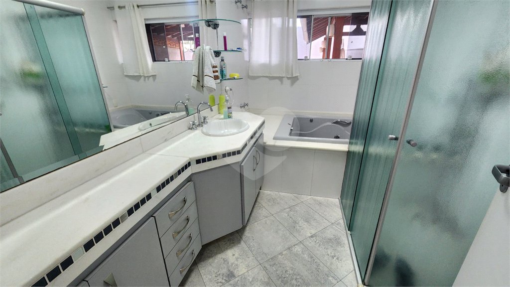 Casa à venda com 4 quartos, sendo 2 suítes, no condomínio Marambaia, Vinhedo - SP