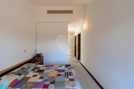 Casa à venda com 4 quartos, sendo 1 suíte,  em Jardim Leonor, São Paulo, SP