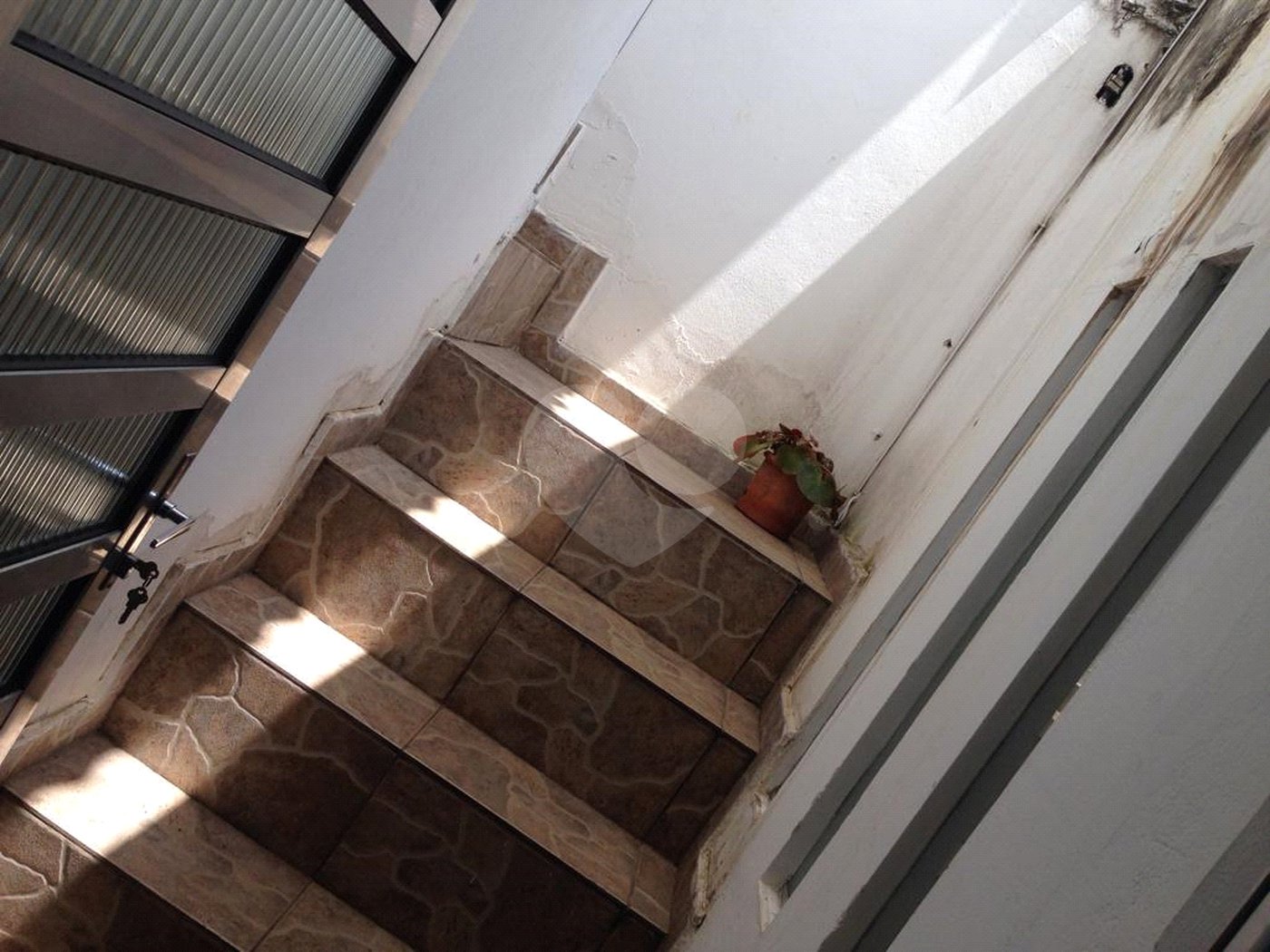 Vende-se Sobrado em Condomínio Fechado – 3 Dormitórios | 180 m²