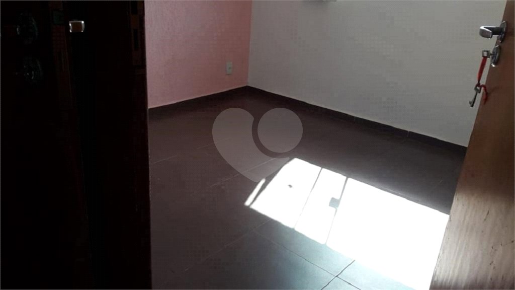 Casa térrea no Condomínio Samambaia.