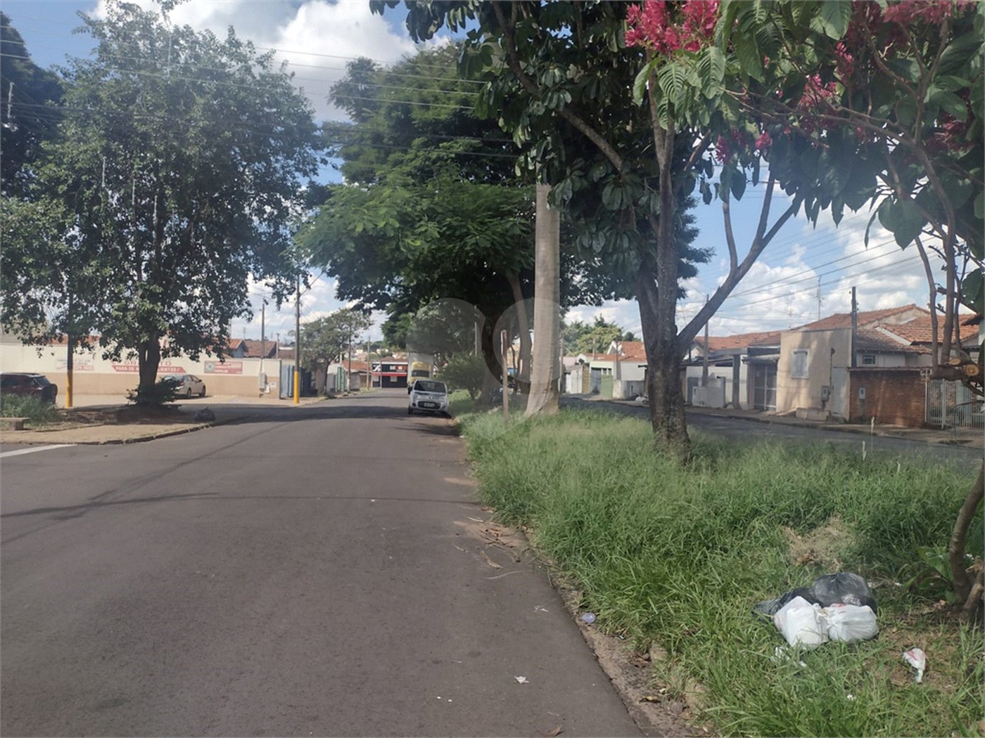 Vende-se terreno com 2 casas no Vila Boa Vista I