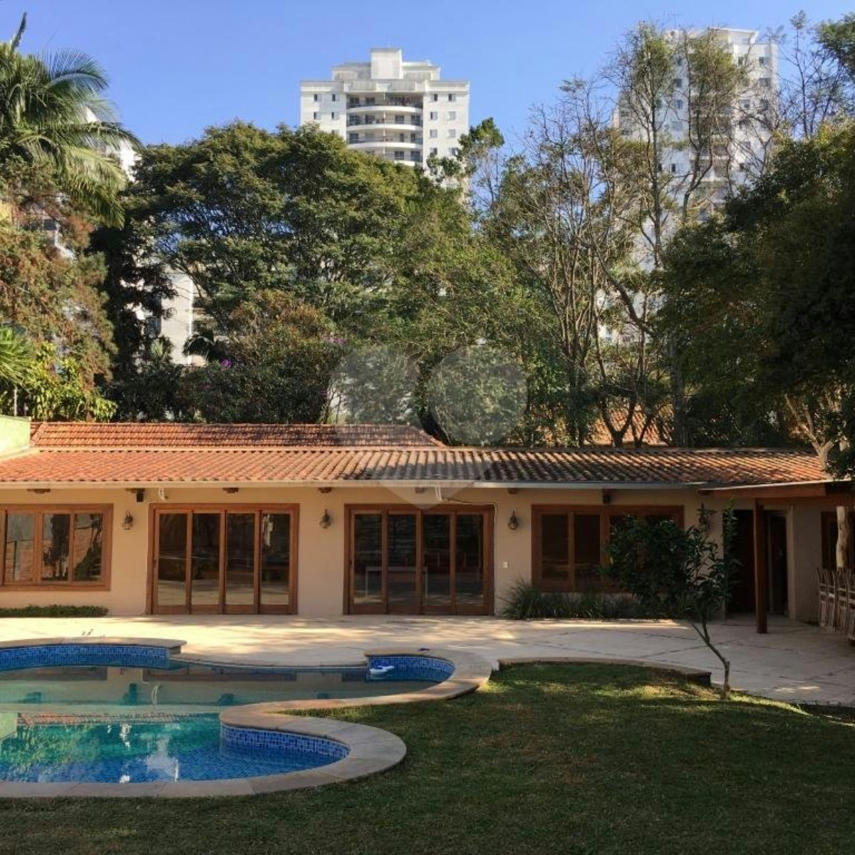 Sobrado à venda ou para alugar com 4 suítes em Alto da Boa Vista, São Paulo, SP
