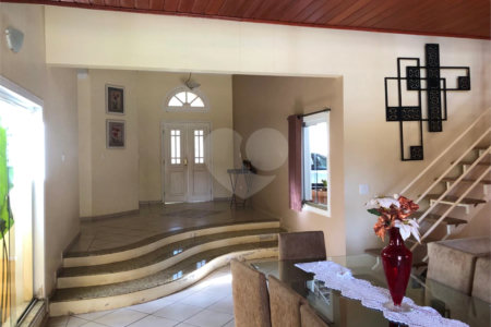 Casa à venda com 4 quartos, sendo 2 suítes, no condomínio Zuleika Jabour, Salto - SP