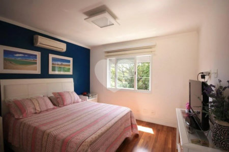 Casa à venda com 4 quartos, sendo 2 suítes, no condomínio Melbourne Residence, São Paulo - SP