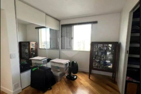 Apartamento à venda com 3 quartos, sendo 1 suíte, em Moema, São Paulo, SP