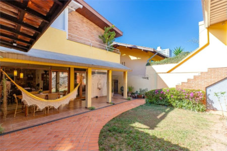 Sobrado à venda com 4 quartos, sendo 2 suítes, em Vila Madalena, São Paulo, SP