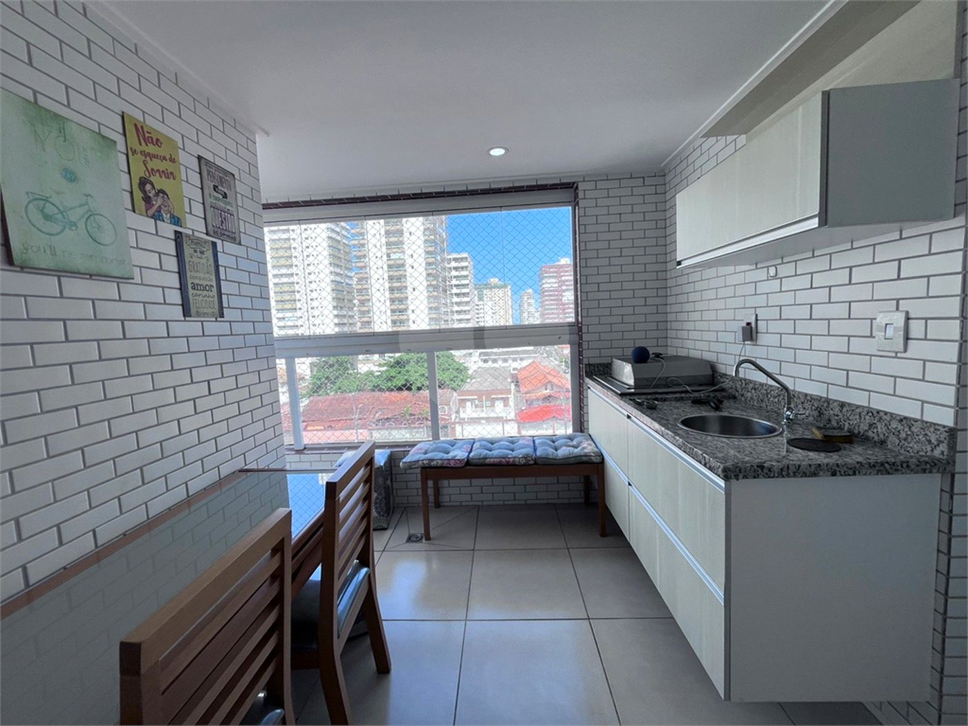 Apartamento à venda com 2 quartos, sendo 1 suíte, em Guilhermina, Praia Grande, SP