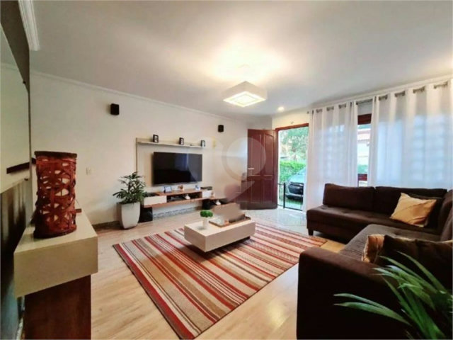 Casa à venda com 3 quartos, sendo 1 suíte,  no condomínio Flores de Laet, São Paulo - SP