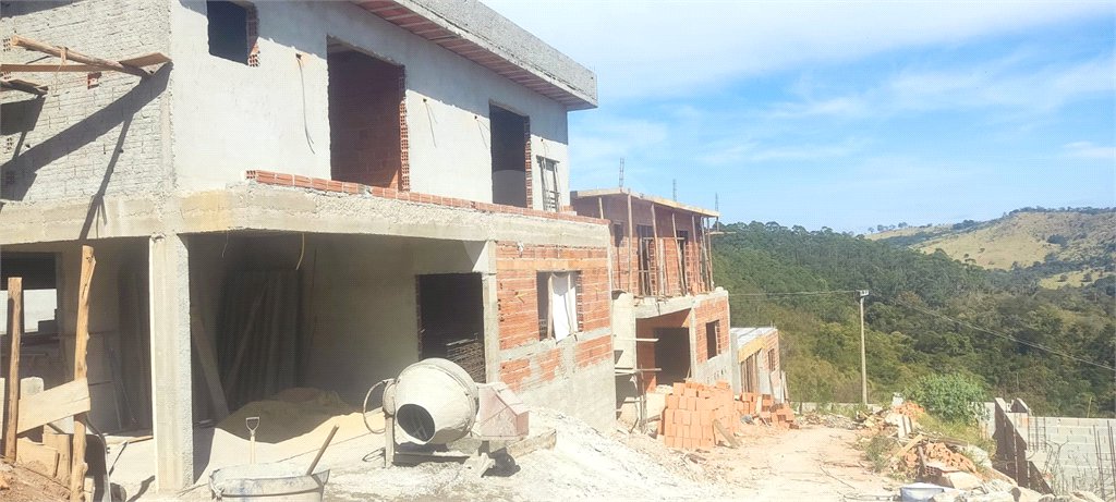Casa à venda com 4 quartos, sendo 2 suítes, no condomínio Jaboticabeiras, Atibaia - SP