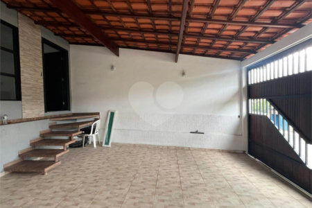 Sobrado à venda com 3 quartos, sendo 1 suíte, em Lopes de Oliveira, Sorocaba, SP