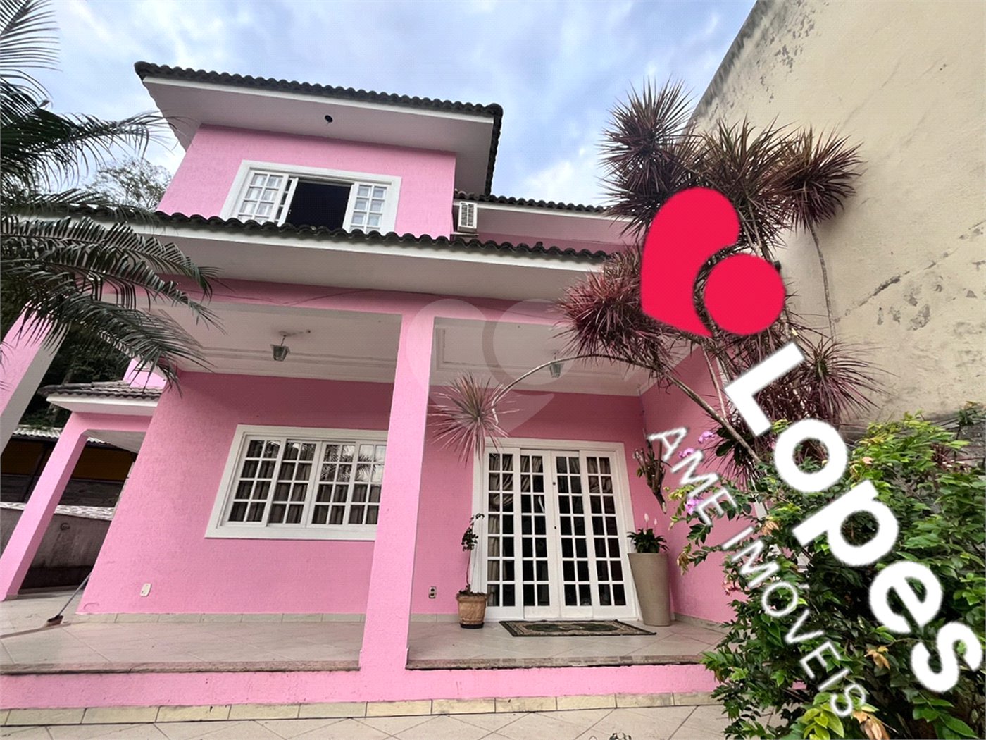 Casa à venda com 4 quartos, sendo 3 suítes, no condomínio Fazenda Cantagalo, Rio de Janeiro - RJ