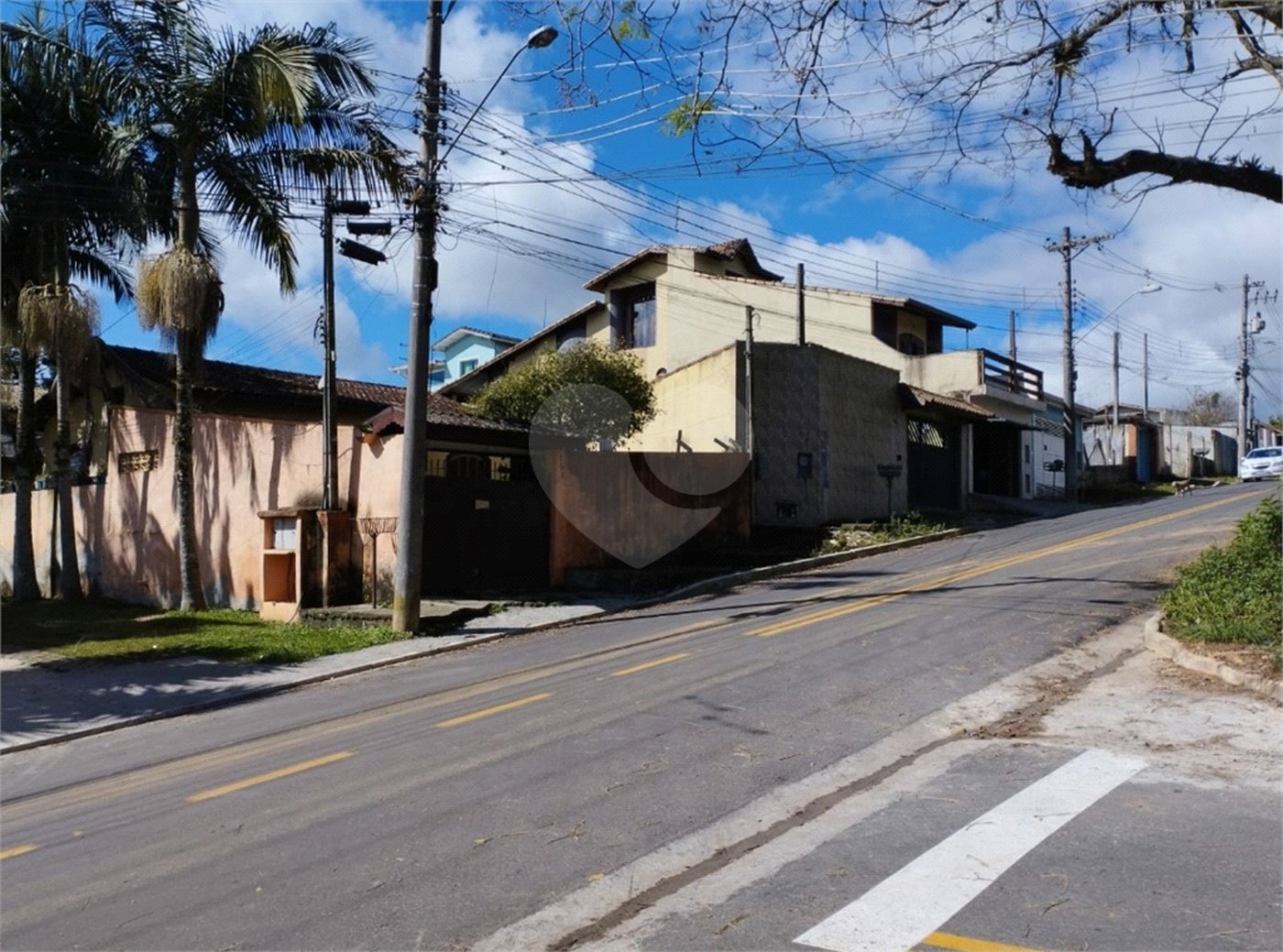 Sobrado à venda com 3 quartos, sendo 1 suíte,  em Jardim Santa Rita de Cássia, Suzano, SP