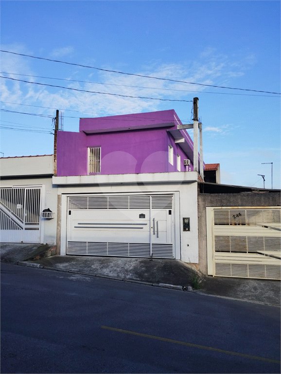 Sobrado à venda com 3 quartos, sendo 1 suíte,  em Jardim Varan, Suzano, SP
