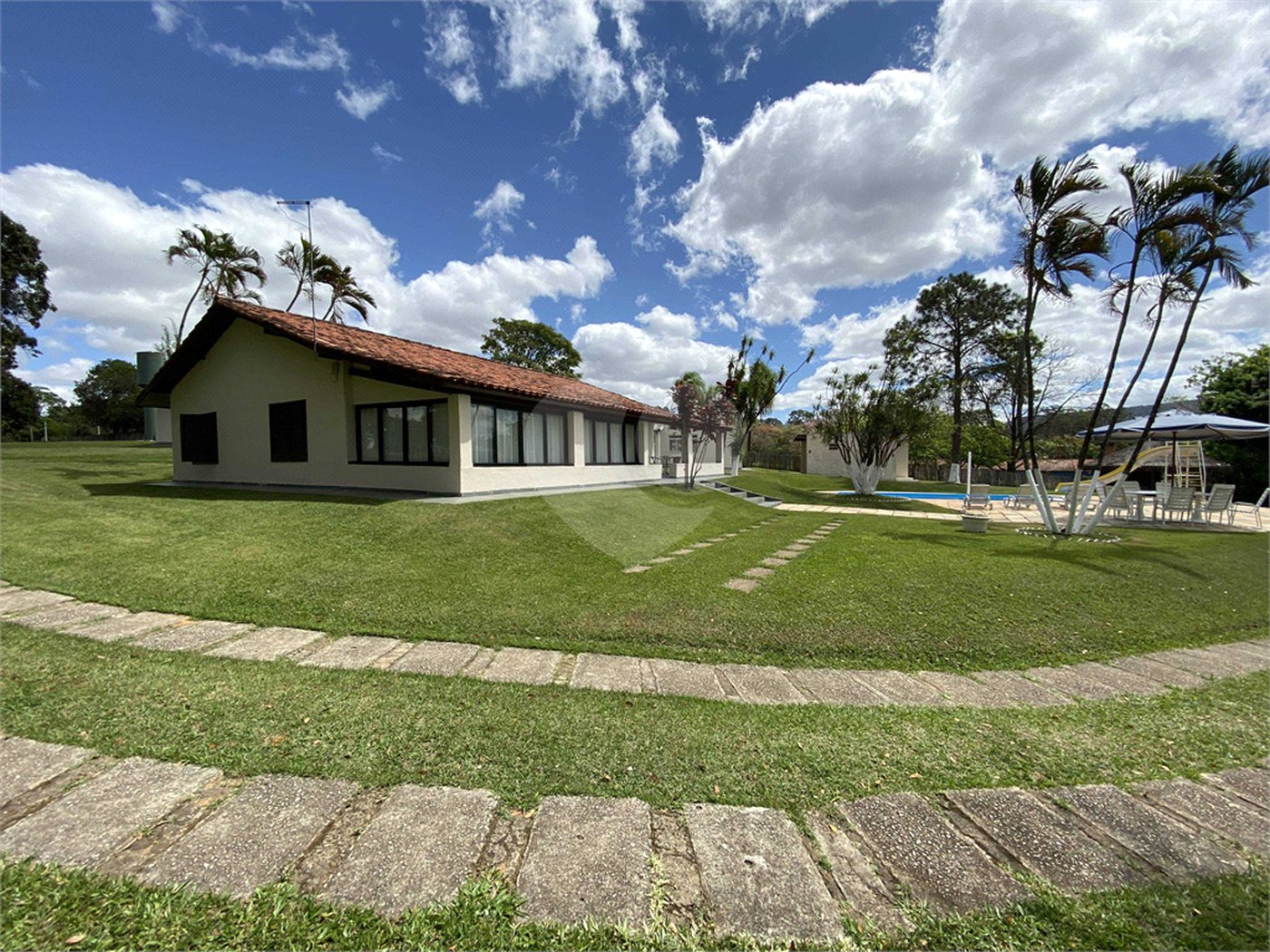 Chácara à venda com 9 quartos, sendo 6 suítes,  em Araçoiaba da Serra, SP