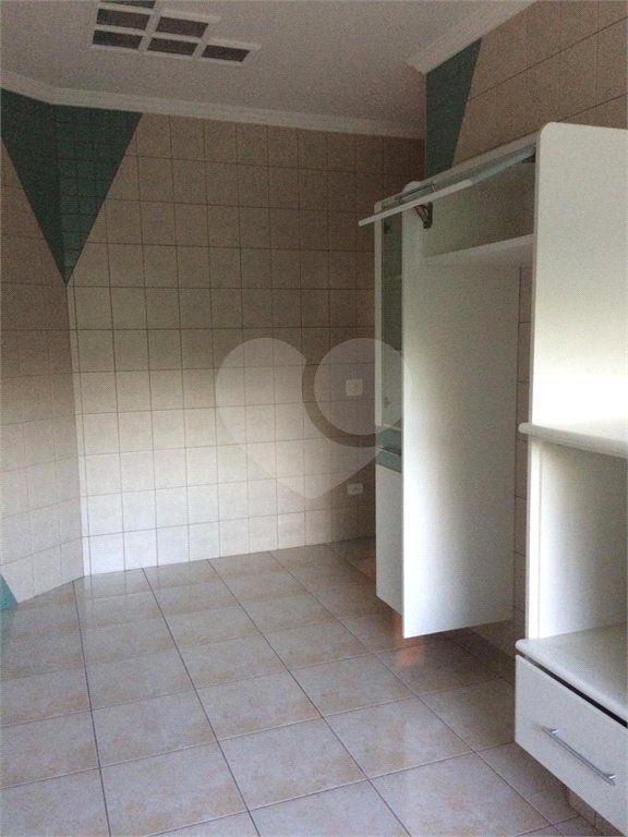 Casa à venda com 4 quartos, sendo 2 suítes, no condomínio Flamboyant, Atibaia - SP