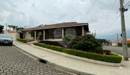 Casa à venda com 4 quartos, sendo 1 suíte, no Centro, Bom Jesus dos Perdões, SP