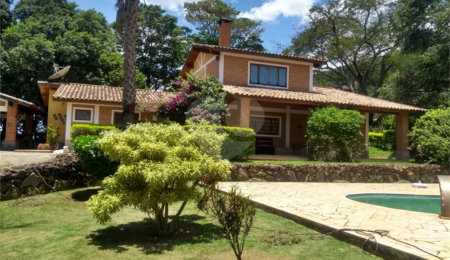 Chácara à venda com 4 quartos, sendo 1 suíte,  em Bairro dos Pires, Extrema, MG