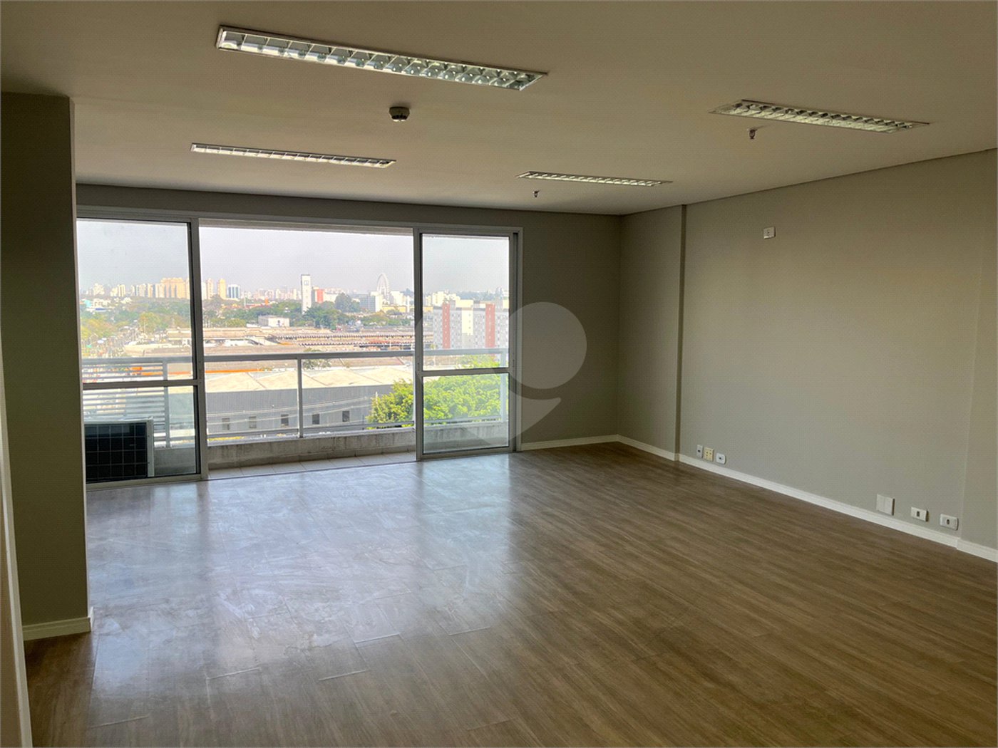 Conjunto comercial com 60m² , 1 banheiro , 2 vagas de garagem , à venda na Vila Leopoldina.