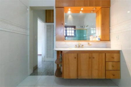 Casa com 3 dormitórios sendo 3 suítes com 03 vagas de garagem.