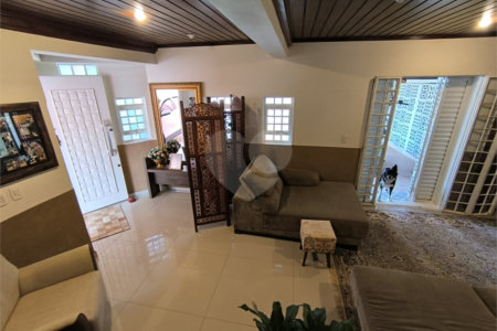 Casa à Venda no Santa Marta com 3 Suítes e Piscina