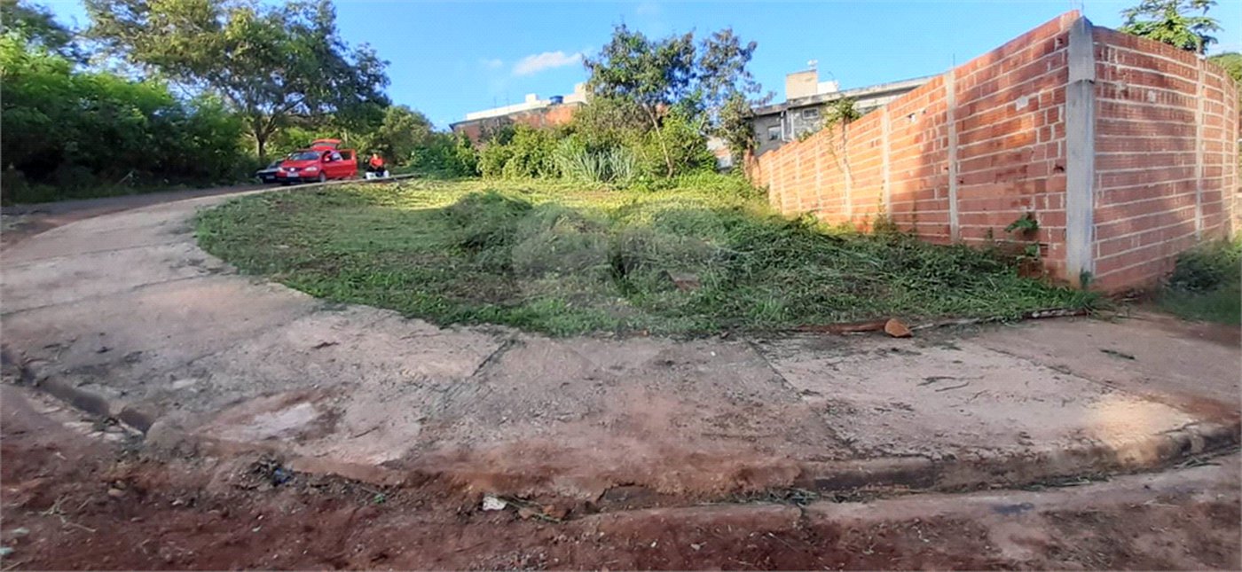 Terreno com 305,82 m² .