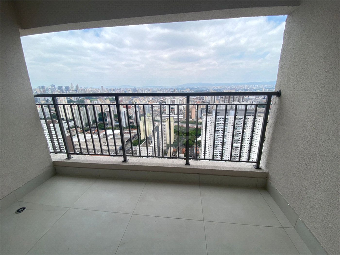 Apartamento com 3 quartos e varanda gourmet próximo do metrô