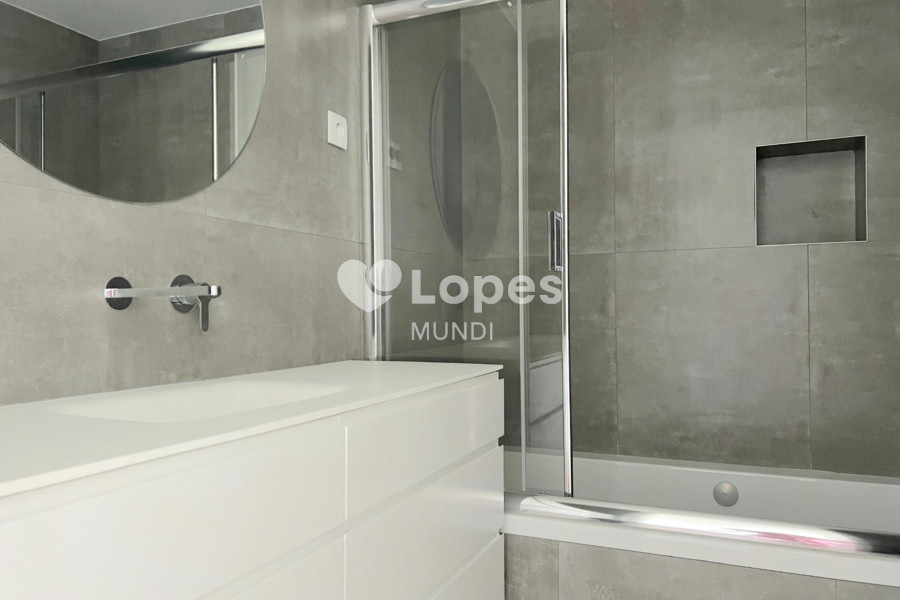 Apartamento T2 à venda em Águas Santas, Maia, Portugal – Varanda e garagem
