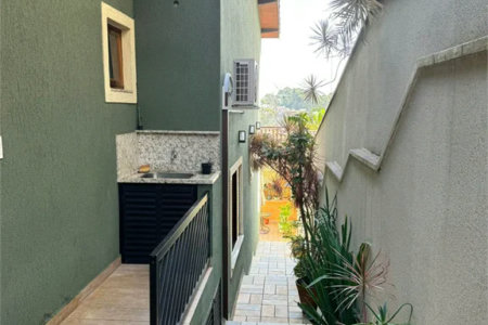 Casa à venda com 3 quartos, sendo 1 suíte, no condomínio Residencial Jardim das Flores 1510, Cotia - SP