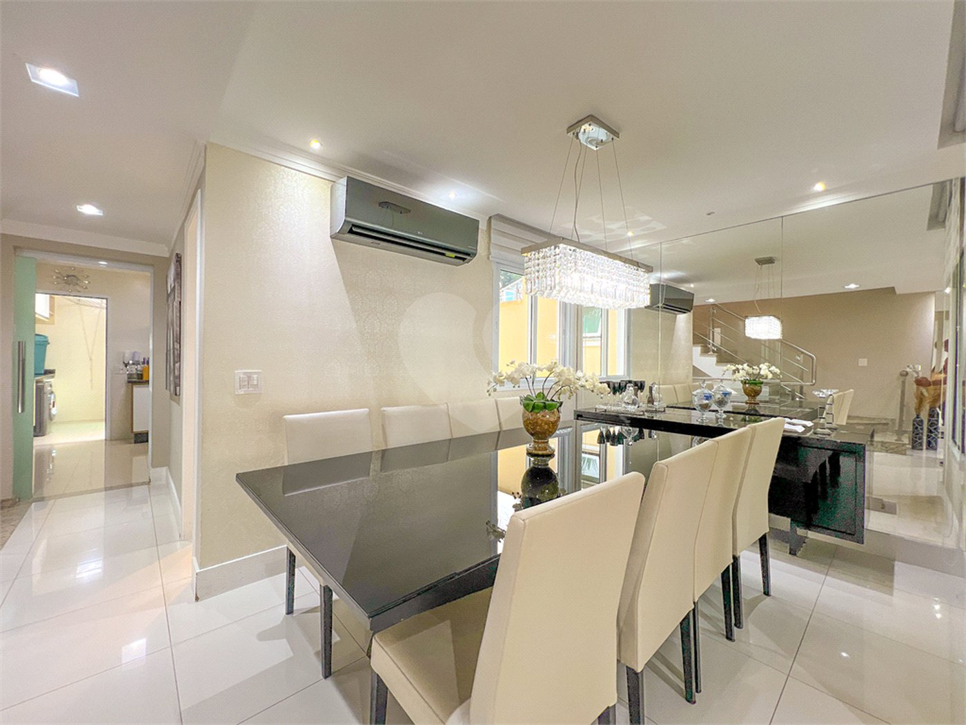 Casa à venda com 4 quartos, sendo 2 suítes,  no condomínio Floradas da Serra, São Paulo - SP