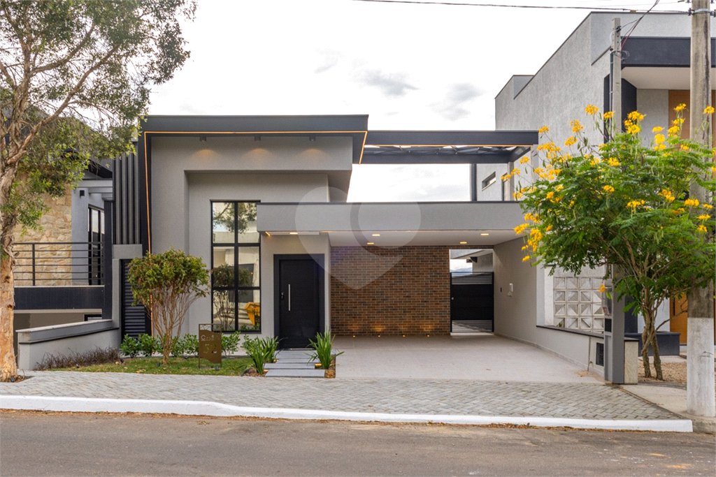 Casa à venda com 3 quartos, sendo 1 suíte, no condomínio Reserva do Vale, Caçapava - SP