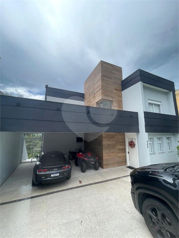 Casa à venda com 3 suítes no condomínio Hills, Arujá - SP