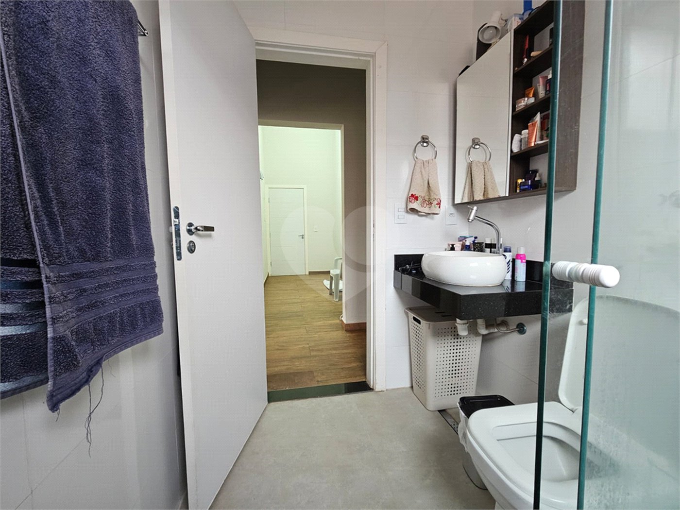 Casa à venda com 4 quartos, sendo 1 suíte,  no condomínio Jardim Shangri-lá, Atibaia - SP