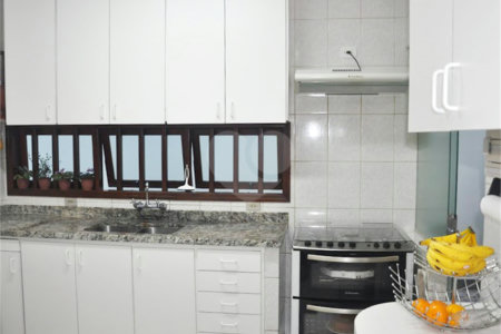 Sobrado à venda com 4 quartos, sendo 2 suítes,  em Alto da Boa Vista, São Paulo, SP