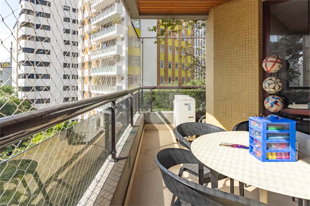 Apartamento à venda com 4 quartos, sendo 3 suítes, em Santa Cecília, São Paulo, SP